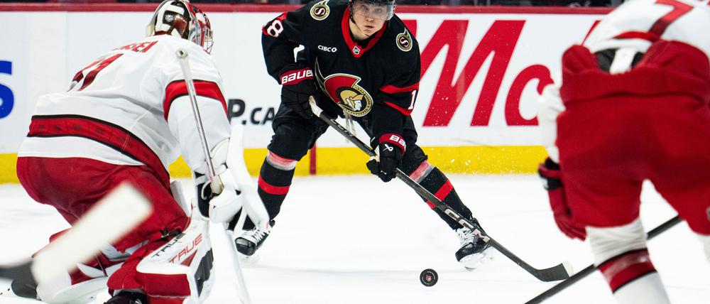 Tim Stützle bereitete gegen Carolina zwei Treffer vor und erzielte den Treffer zum 7:5-Endstand.