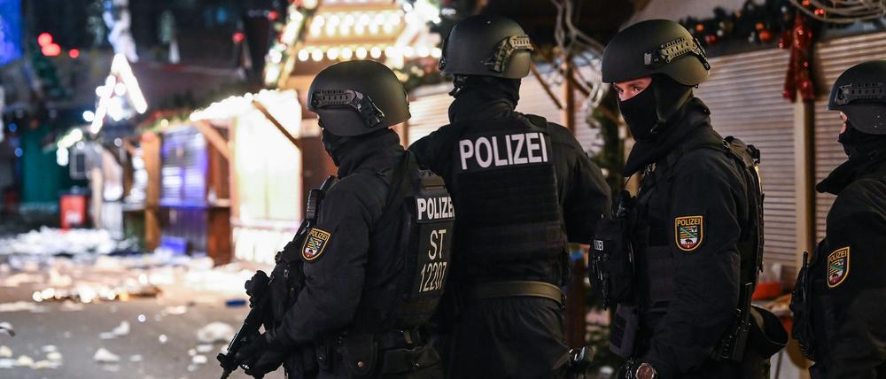 Kurz vor Weihnachten war ein 50-Jähriger aus Saudi-Arabien mit einem Auto über den Magdeburger Weihnachtsmarkt gerast. (Archivbild)