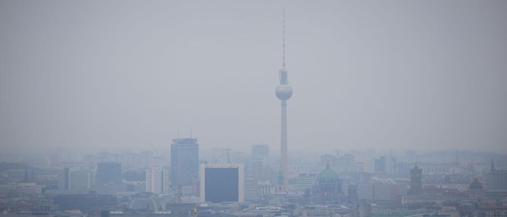 Der Karfreitag startet trüb. Am Osterwochenende soll es jedoch sonniger werden. (Symbolbild)