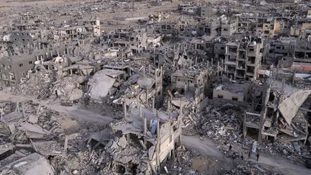 Ein von einer Drohne aufgenommenes Luftbild zeigt Palästinenser in der Ruinenlandschaft der Stadt Rafah im Süden des Gazastreifens. Sie wurde durch israelische Angriffe in Schutt und Asche gelegt. 