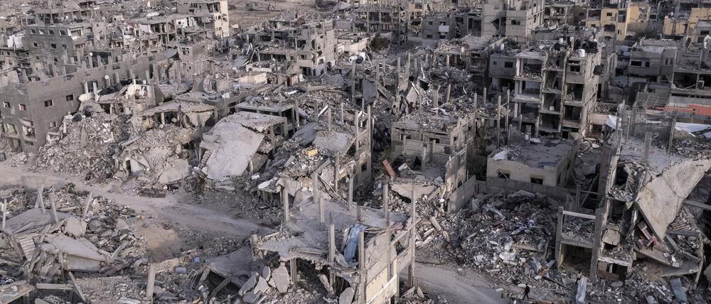 Ein von einer Drohne aufgenommenes Luftbild zeigt Palästinenser in der Ruinenlandschaft der Stadt Rafah im Süden des Gazastreifens. Sie wurde durch israelische Angriffe in Schutt und Asche gelegt.