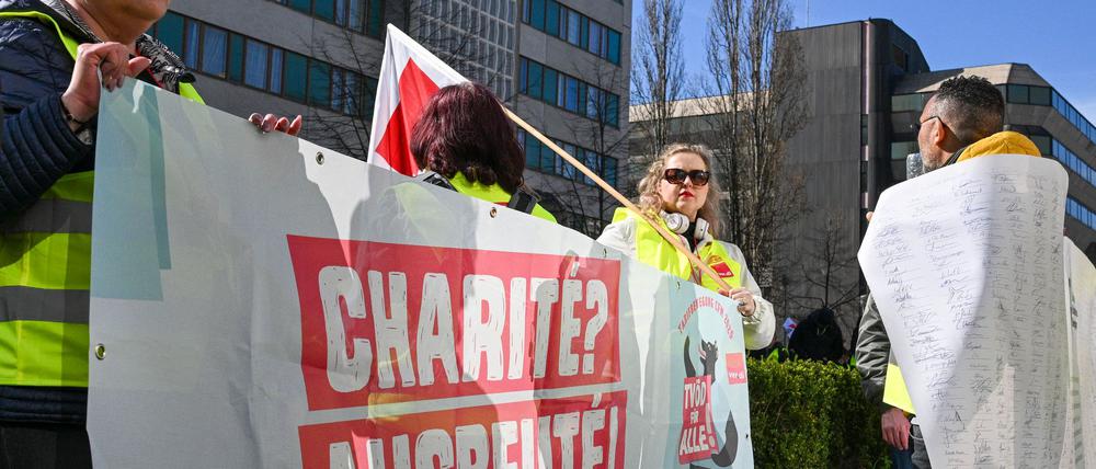 Angestellte des Charité Facility Managements (CFM) demonstrieren für die Eingliederung in den Tarifvertrag des öffentlichen Dienstes. (Archivbild) 