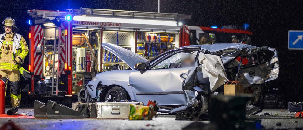 Zwei Menschen starben bei dem Unfall auf der A59. 