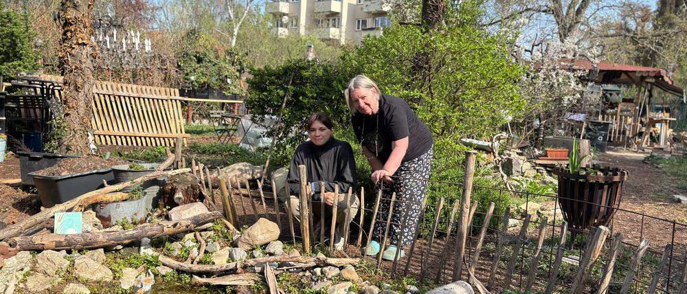 Hélène Jean und Karin Zwick (r.) vom Verein „Silent Rixdorf“, aufgenommen am 14. April