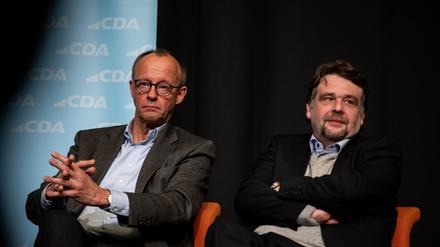 Friedrich Merz (l), CDU-Vorsitzender und Kanzlerkandidat seiner Partei, sitzt neben
Dennis Radtke, Landesvorsitzender der CDA Nordrhein-Westfalen, bei der Betriebsrätekonferenz der Christlich-Demokratischen Arbeitnehmerschaft (CDA) Deutschland  auf der Bühne.