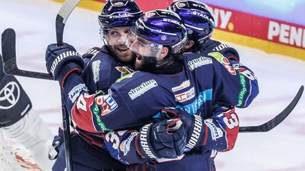 Angreifer Liam Kirk (M.) hatte mit zwei Toren großen Anteil am Sieg der Eisbären Berlin im ersten Finalspiel gegen Köln.