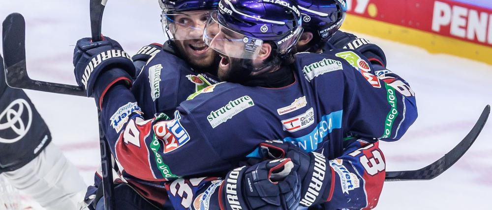 Angreifer Liam Kirk (M.) hatte mit zwei Toren großen Anteil am Sieg der Eisbären Berlin im ersten Finalspiel gegen Köln.