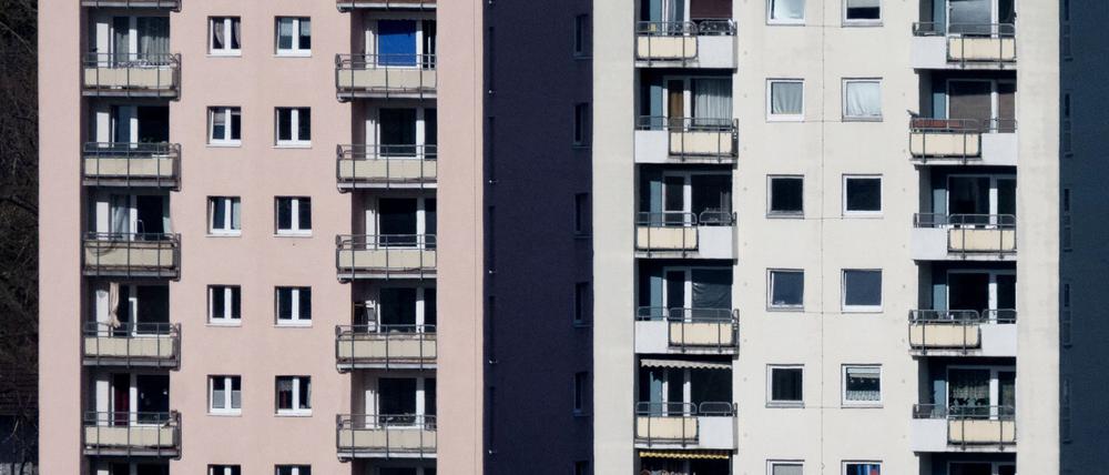Vor allem in Großstädten ist es schwierig, bezahlbare Wohnungen zu finden. (Archivbild)