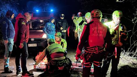 Rettungskräfte arbeiten an der Absturzstelle.