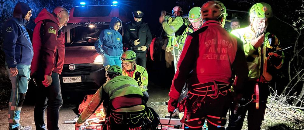 Rettungskräfte arbeiten an der Absturzstelle.