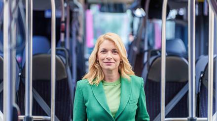 Evelyn Palla, Vorständin Regionalverkehr der Deutschen Bahn, steht in einem Gelenkbus. (zu dpa: «Bahn-Aufsichtsrat verlängert Verträge von zwei Vorständen») +++ dpa-Bildfunk +++ 