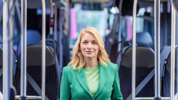Evelyn Palla, Vorständin Regionalverkehr der Deutschen Bahn, steht in einem Gelenkbus. (zu dpa: «Bahn-Aufsichtsrat verlängert Verträge von zwei Vorständen») +++ dpa-Bildfunk +++ 