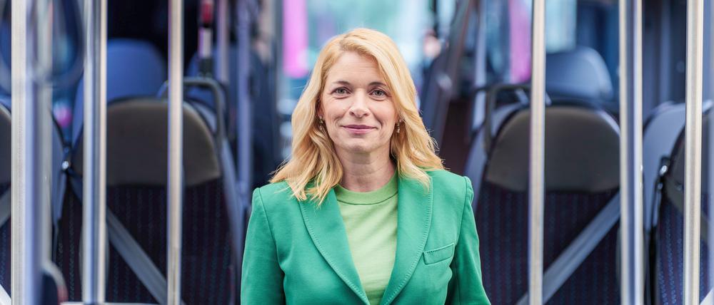 Evelyn Palla, Vorständin Regionalverkehr der Deutschen Bahn, steht in einem Gelenkbus. (zu dpa: «Bahn-Aufsichtsrat verlängert Verträge von zwei Vorständen») +++ dpa-Bildfunk +++ 