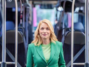 Evelyn Palla, Vorständin Regionalverkehr der Deutschen Bahn, steht in einem Gelenkbus. (zu dpa: «Bahn-Aufsichtsrat verlängert Verträge von zwei Vorständen») +++ dpa-Bildfunk +++ 