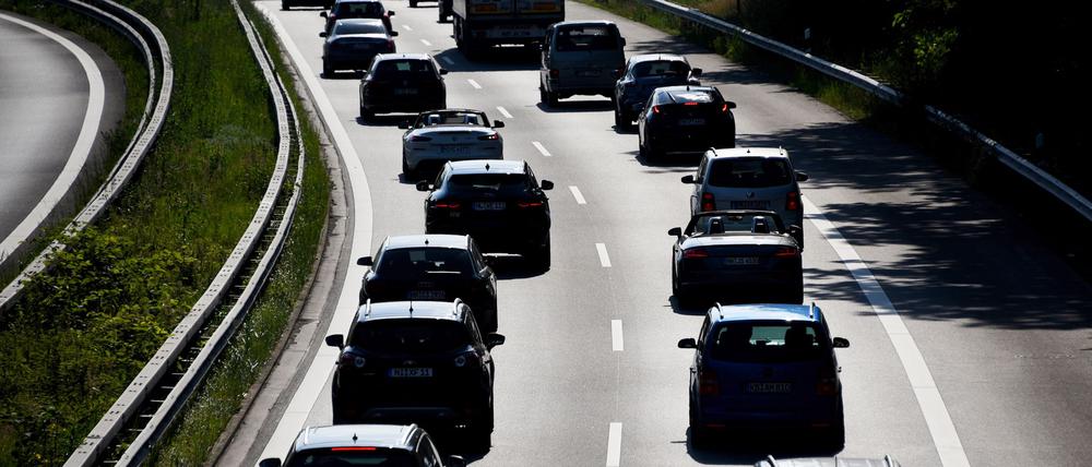 Gleich fünfmal fuhren Menschen ins Stauende. (Symbolbild)