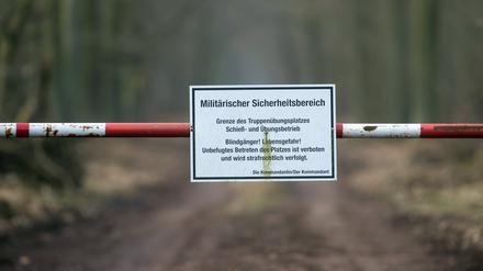 Ein Schild mit der Überschrift „Militärischer Sicherheitsbereich“ weist auf das Betretungsverbot des Truppenübungsplatzes Altmark hin (Symbolbild).