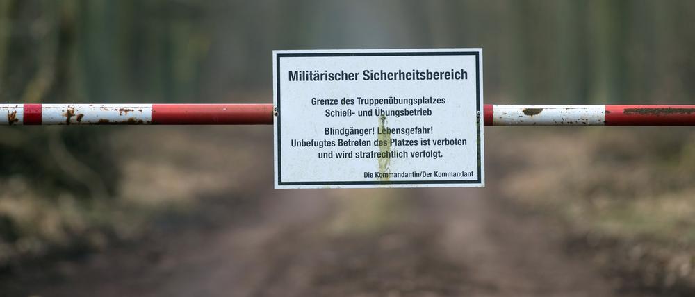 Ein Schild mit der Überschrift „Militärischer Sicherheitsbereich“ weist auf das Betretungsverbot des Truppenübungsplatzes Altmark hin (Symbolbild).