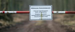 Ein Schild mit der Überschrift „Militärischer Sicherheitsbereich“ weist auf das Betretungsverbot des Truppenübungsplatzes Altmark hin (Symbolbild).