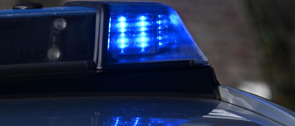 Neben der Frau wurden ein 21-Jähriger und zwei Polizisten verletzt. (Symbolbild)