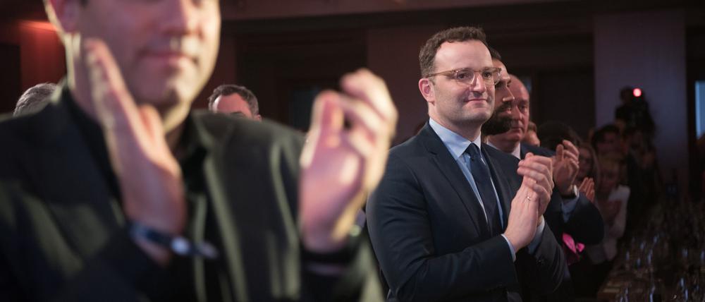SPD-Chef Klingbeil kritisiert die von Unionsfraktionsvize Spahn angestoßene Debatte über den Umgang mit der AfD im Bundestag. (Archivfoto)