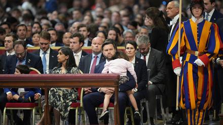 Mit der Tochter auf dem Schoß besuchte JD Vance einen Gottesdienst im Petersdom.