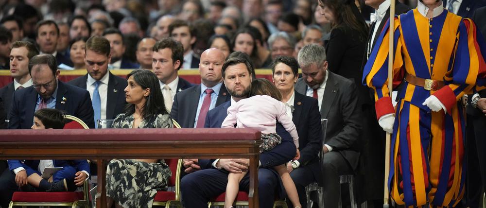 Mit der Tochter auf dem Schoß besuchte JD Vance einen Gottesdienst im Petersdom.