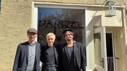 Die drei Betreiber:innen der Kulturschänke Bajszel in Neukölln