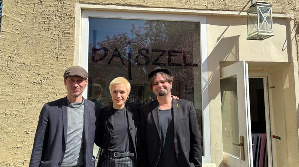Die drei Betreiber:innen der Kulturschänke Bajszel in Neukölln