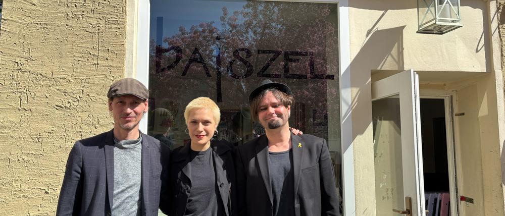 Die drei Betreiber:innen der Kulturschänke Bajszel in Neukölln