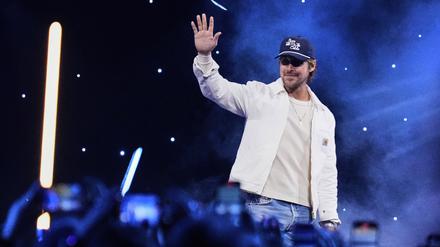 Der Schauspieler Ryan Gosling winkt den Zuschauern bei der „Star Wars Celebration“ in Chiba.