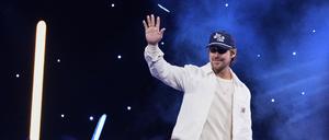 Der Schauspieler Ryan Gosling winkt den Zuschauern bei der „Star Wars Celebration“ in Chiba.