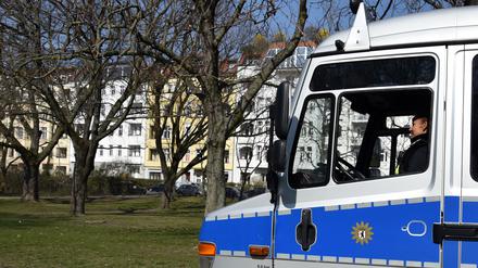 Ein Einsatzwagen der Polizei im Volkspark Friedrichshain. (Archivbild)