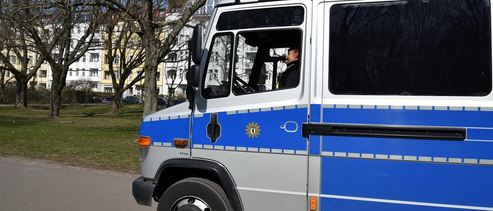 Ein Einsatzwagen der Polizei im Volkspark Friedrichshain. (Archivbild)