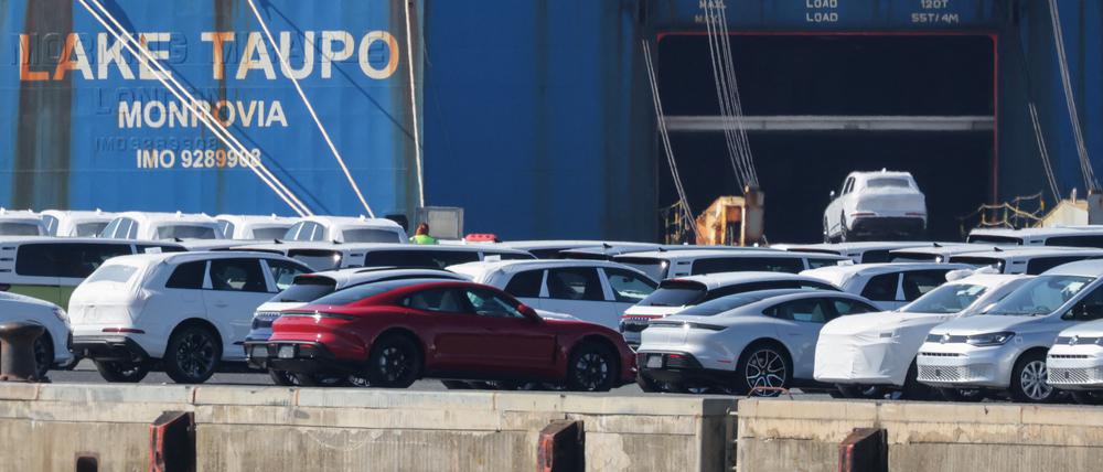 Autos des Volkswagen-Konzerns werden in Emden für den Export in die USA auf ein Frachtschiff verladen (Symbolbild).
