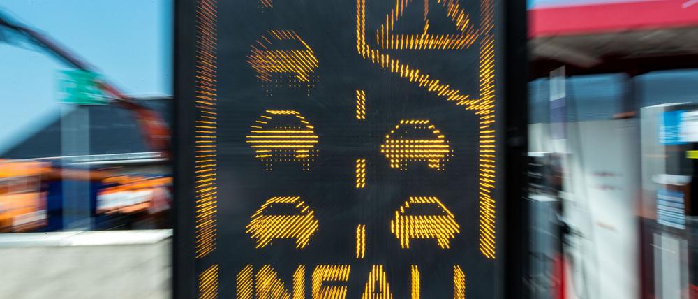 Die Autobahn musste nach dem Unfall mehrere Stunden voll gesperrt werden. (Symbolbild)