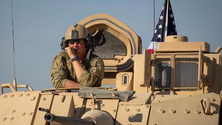 Ein US-Soldat in einem Panzer. Die USA wollen ihre Truppenpräsenz in Syrien halbieren.