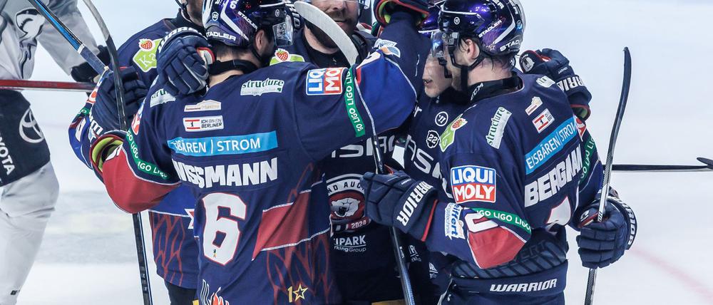 Die Eisbären Berlin jubeln nach dem Tor zum 2:1 im ersten DEL-Finale gegen die Kölner Haie.