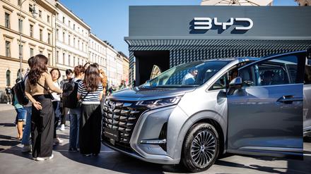 Ein Fahrzeug des chinesischen Herstellers BYD bei der letzten IAA in München. Auf deutschen Straßen sind sie noch sehr selten.