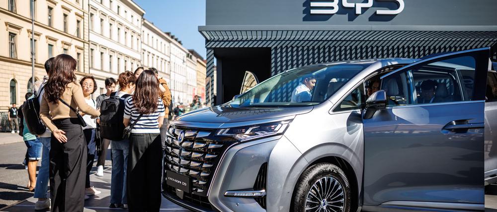 Ein Fahrzeug des chinesischen Herstellers BYD bei der letzten IAA in München. Auf deutschen Straßen sind sie noch sehr selten.