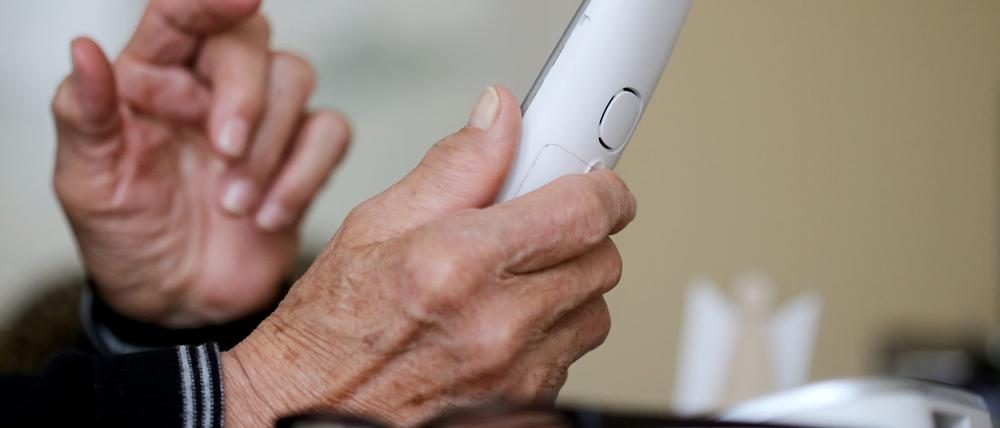 Immer wieder fallen Menschen auf Kriminelle am Telefon herein. (Symbolbild)
