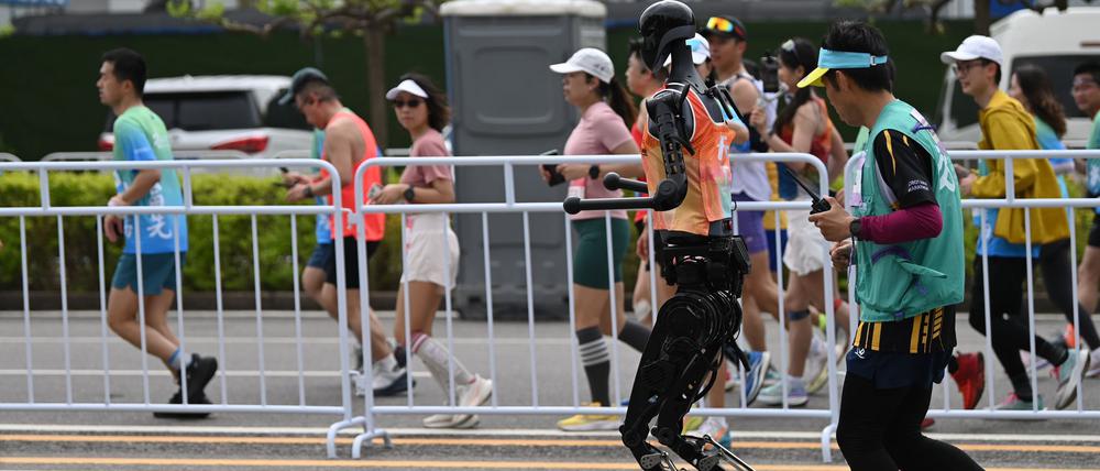 In Peking sind Humanoide bei einem Halbmarathon gegen Menschen gelaufen.