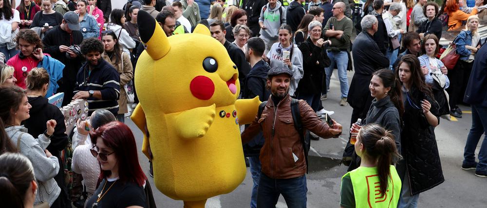 Demonstrant in Pikachu-Kostüm vor dem staatlichen Rundfunkgebäude in Belgrad. Die Teilnehmer des Protests fordern eine ausgewogene, unparteiische Berichterstattung.