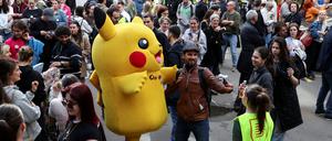 Demonstrant in Pikachu-Kostüm vor dem staatlichen Rundfunkgebäude in Belgrad. Die Teilnehmer des Protests fordern eine ausgewogene, unparteiische  Berichterstattung. 