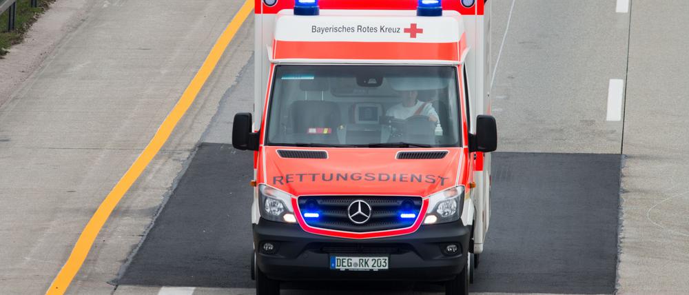 Die Rettungskräfte brachten den Mann in ein Krankenhaus. (Symbolbild)