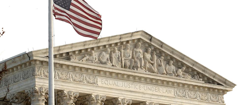 Die US-Flagge ist vor dem Supreme Court in Washington zu sehen.