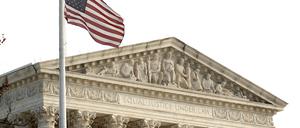 Die US-Flagge ist vor dem Supreme Court in Washington zu sehen.