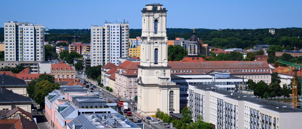 Der wiederaufgebaute Turm der Garnisonkirche Potsdam prägt das Stadtbild der brandenburgischen Landeshauptstadt. (Archivbild)