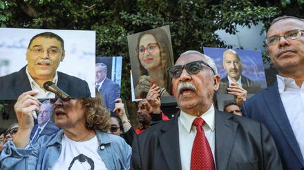  Angehörige protestieren gegen die Festnahme und Anklage gegen Geschäftsleute, Oppositionspolitiker und Vertreter der Zivilgesellschaft. 