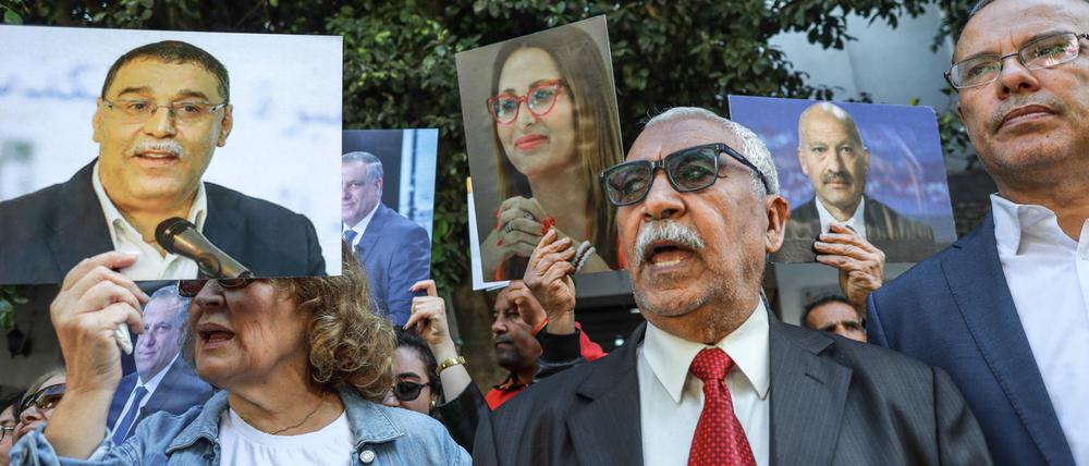 Angehörige protestieren gegen die Festnahme und Anklage gegen Geschäftsleute, Oppositionspolitiker und Vertreter der Zivilgesellschaft.