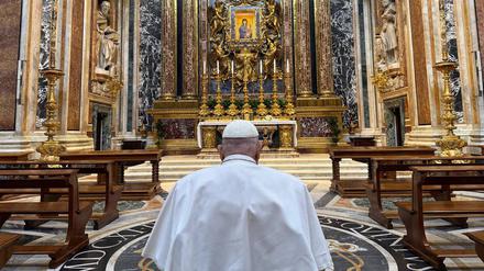 Papst Franziskus betet vor dem Start der Heiligen Woche in der Santa Maria Maggiore in Rom.